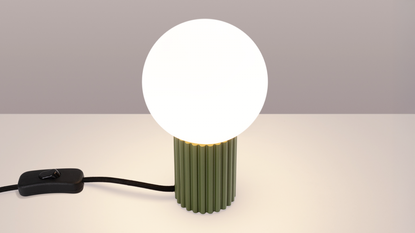 Lampe à poser en aluminium cannelé vert olive - Halo Lampe à poser en aluminium cannelé vert olive - Halo