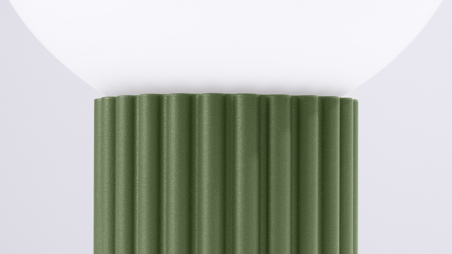 Lampe à poser en aluminium cannelé vert olive - Halo Lampe à poser en aluminium cannelé vert olive - Halo