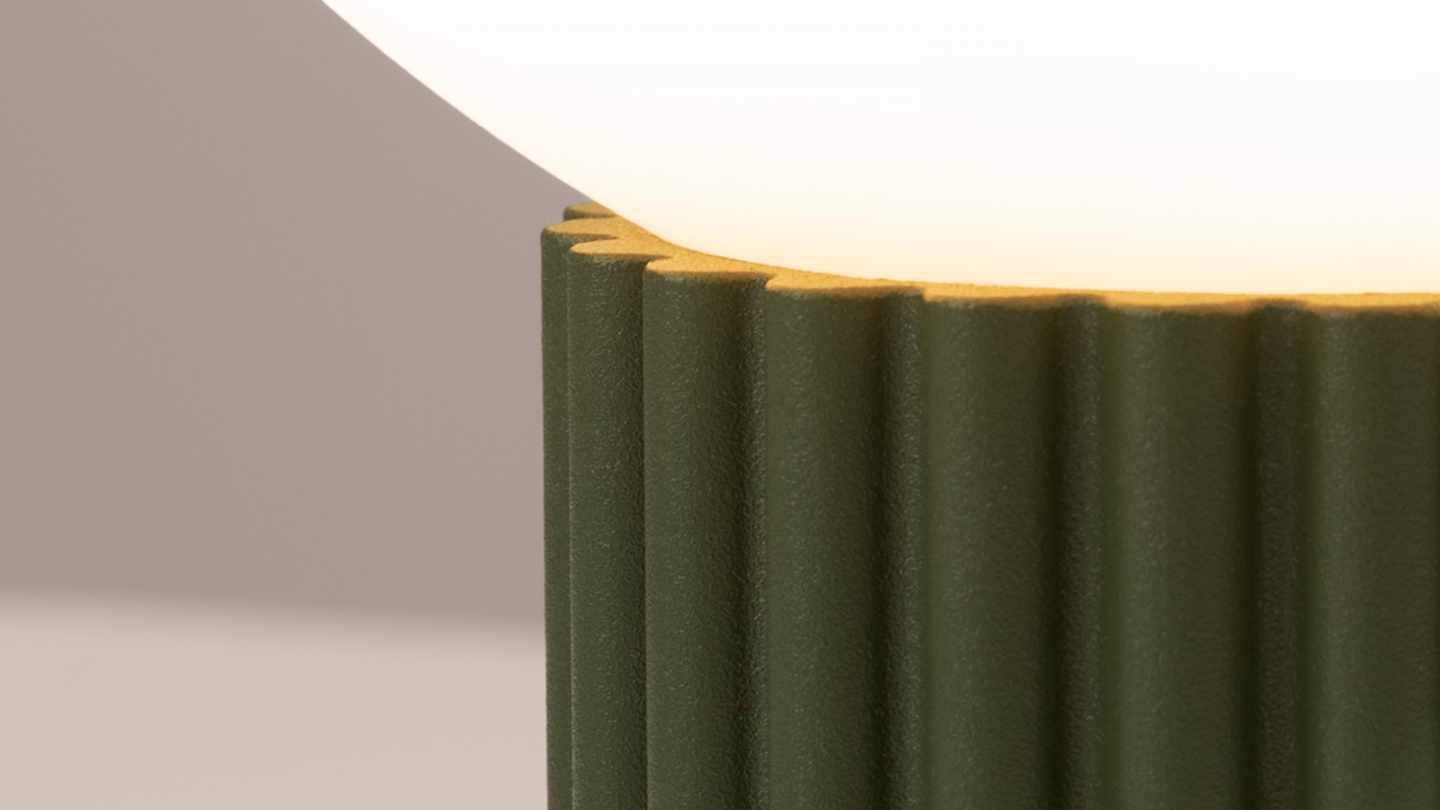 Lampe à poser en aluminium cannelé vert olive - Halo Lampe à poser en aluminium cannelé vert olive - Halo