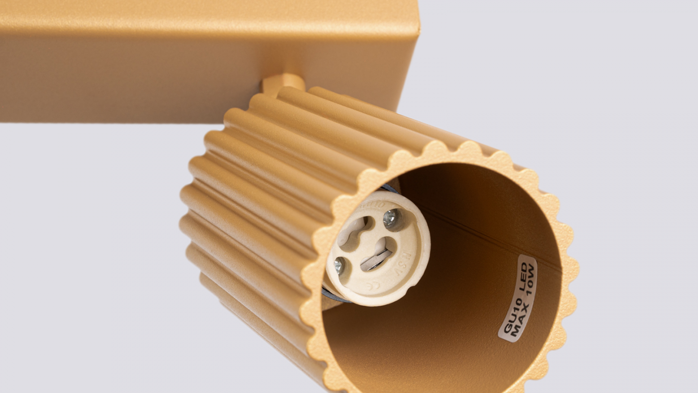 Plafonnier linéaire en aluminium cannelé 3 ampoules or - Karbon Plafonnier linéaire en aluminium cannelé 3 ampoules or - Karbon