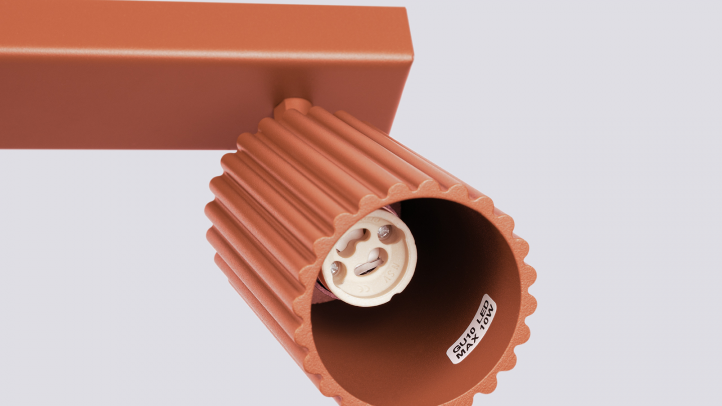 Plafonnier linéaire en aluminium cannelé 3 ampoules terracotta - Karbon Plafonnier linéaire en aluminium cannelé 3 ampoules terracotta - Karbon