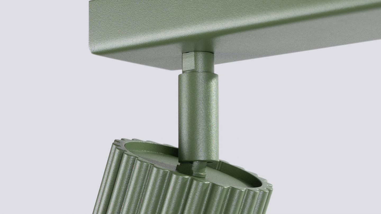 Plafonnier linéaire en aluminium cannelé 3 ampoules vert olive - Karbon Plafonnier linéaire en aluminium cannelé 3 ampoules vert olive - Karbon