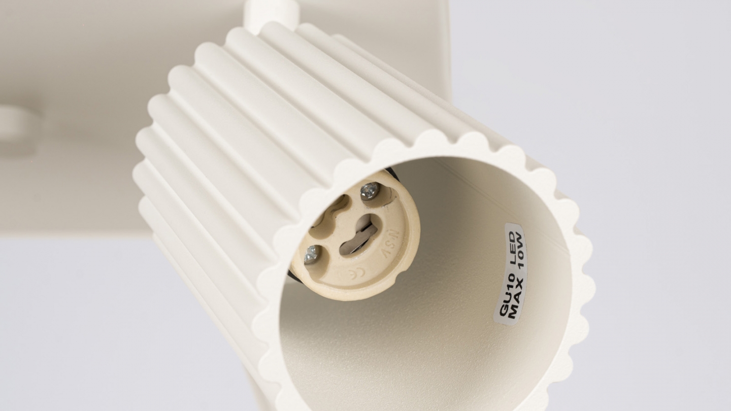 Plafonnier carré en aluminium cannelé 4 ampoules beige - Karbon Plafonnier carré en aluminium cannelé 4 ampoules beige - Karbon