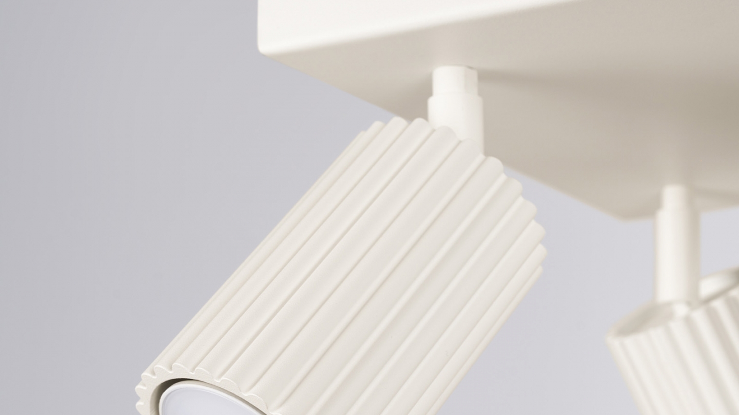 Plafonnier carré en aluminium cannelé 4 ampoules beige - Karbon Plafonnier carré en aluminium cannelé 4 ampoules beige - Karbon