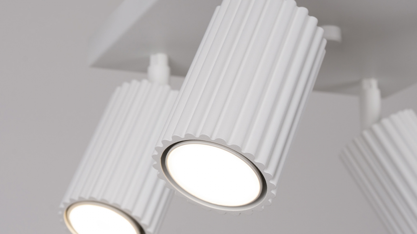 Plafonnier carré en aluminium cannelé 4 ampoules blanc - Karbon Plafonnier carré en aluminium cannelé 4 ampoules blanc - Karbon