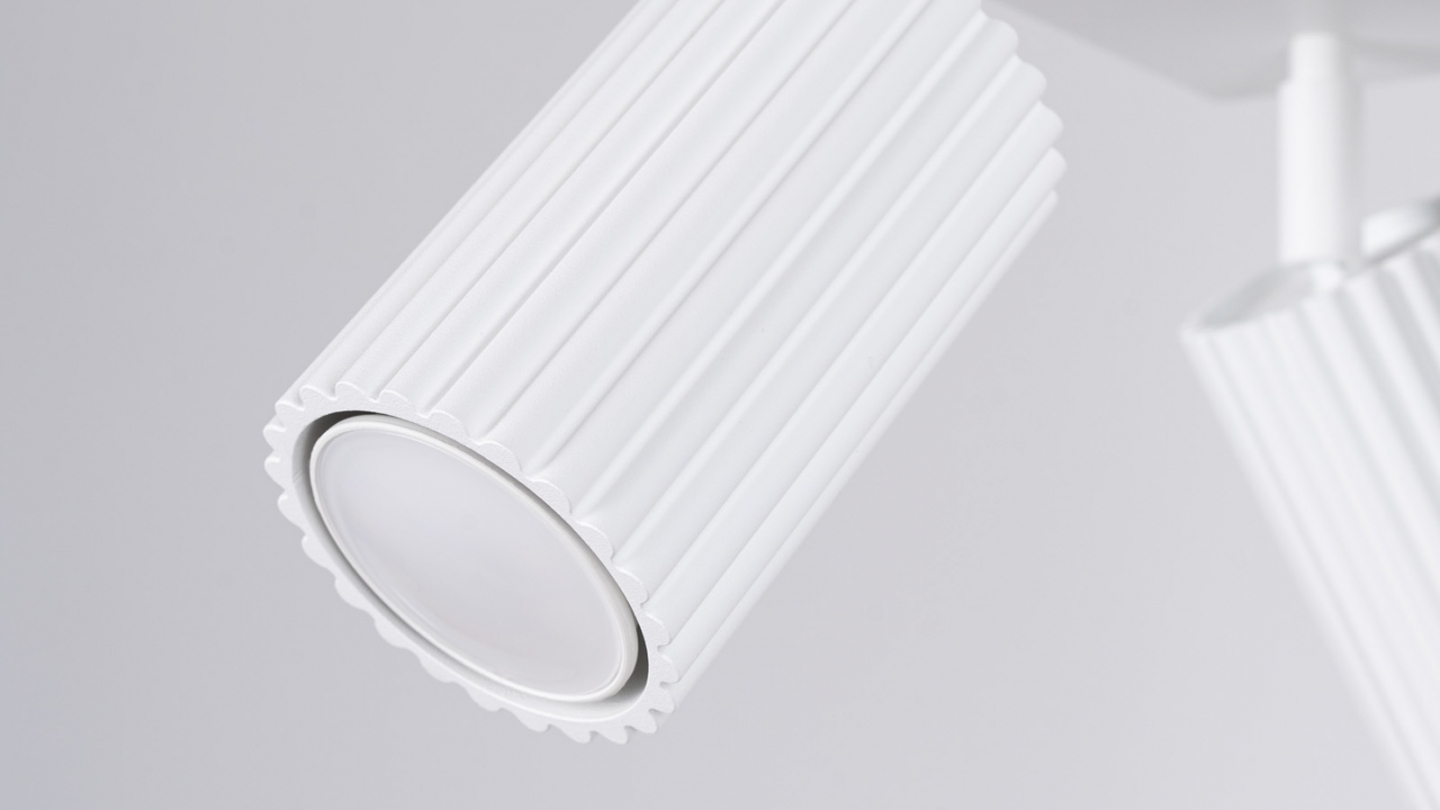 Plafonnier carré en aluminium cannelé 4 ampoules blanc - Karbon Plafonnier carré en aluminium cannelé 4 ampoules blanc - Karbon