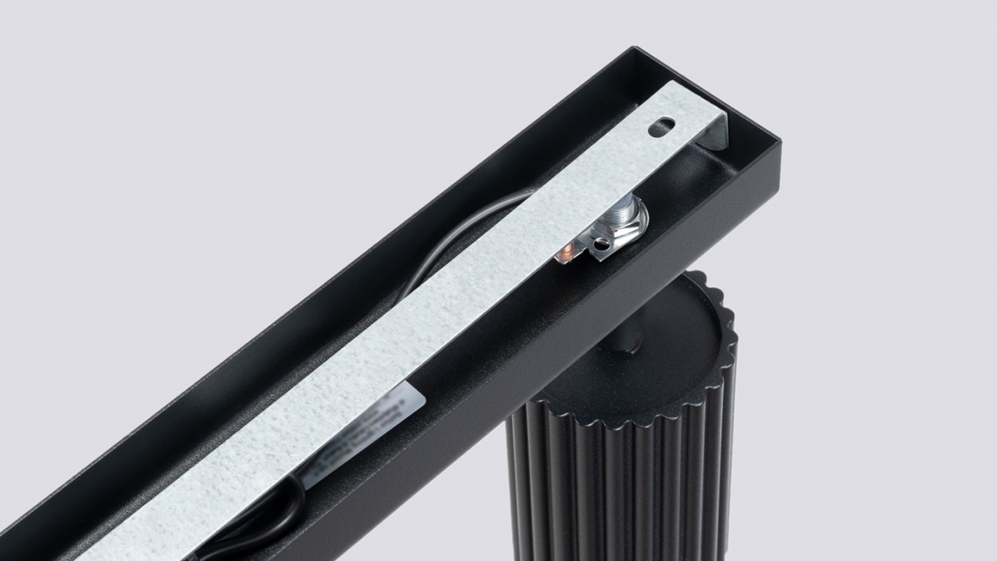 Plafonnier linéaire en aluminium cannelé 4 ampoules noir - Karbon Plafonnier linéaire en aluminium cannelé 4 ampoules noir - Karbon