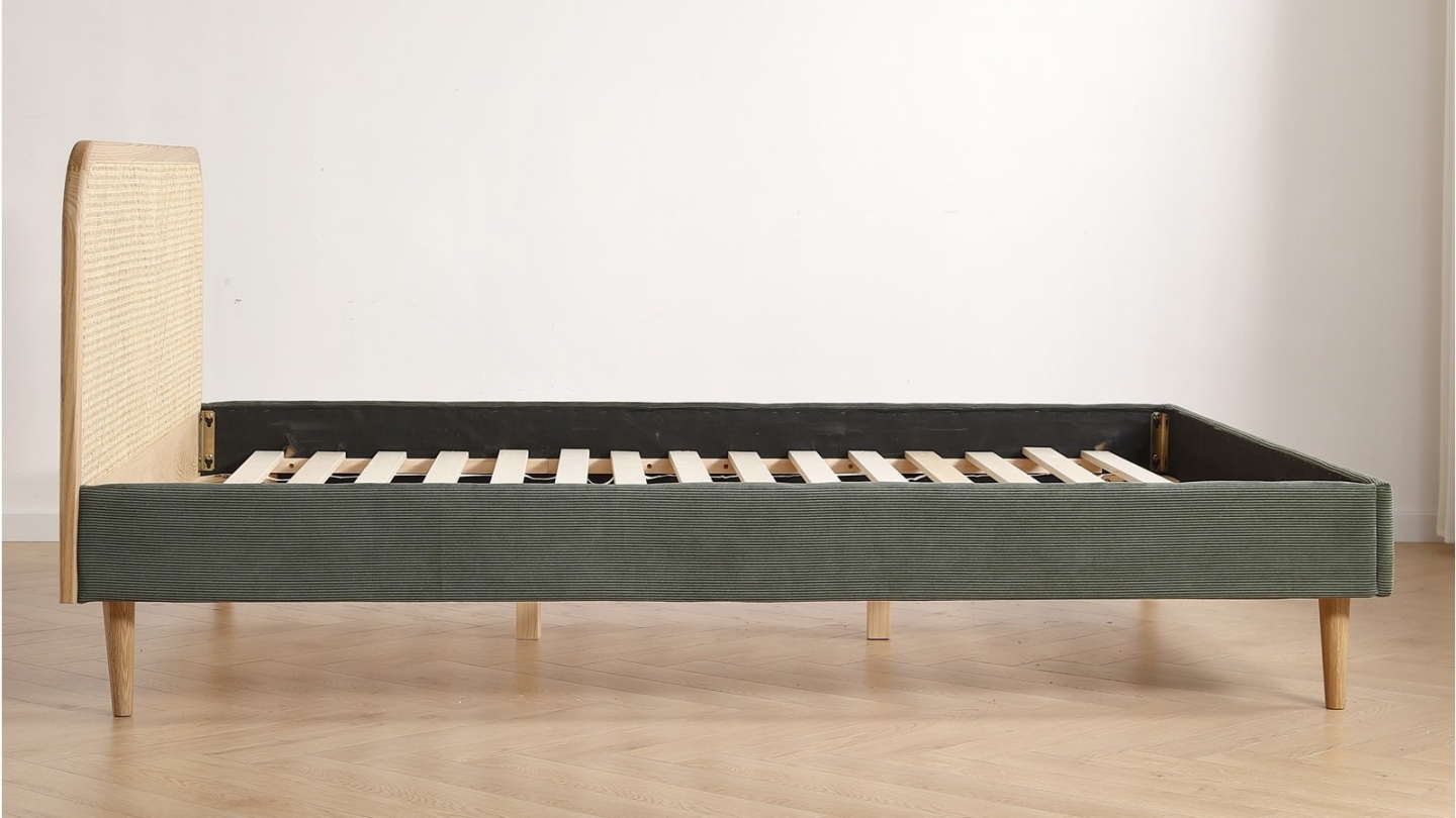 Ensemble Lit adulte 140x190 cm en velours côtelé vert kaki avec tête de lit en cannage Dalia + lot de 2 chevets Bali Ensemble Lit adulte 140x190 cm en velours côtelé vert kaki avec tête de lit en cannage Dalia + lot de 2 chevets Bali