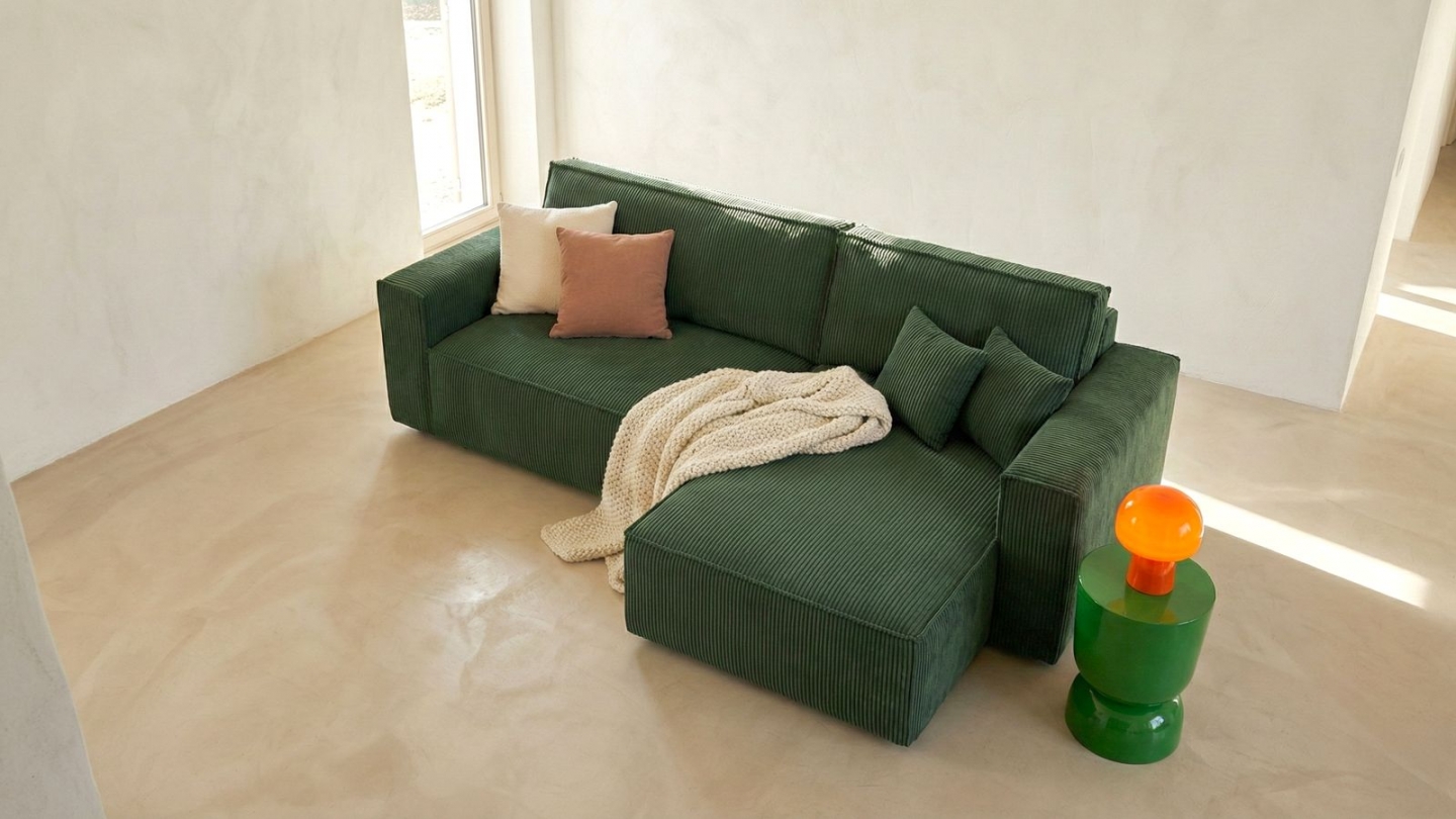 Canapé d'angle convertible réversible 4 places avec coffre de rangement en velours côtelé vert foncé - Livia Canapé d'angle convertible réversible 4 places avec coffre de rangement en velours côtelé vert foncé - Livia