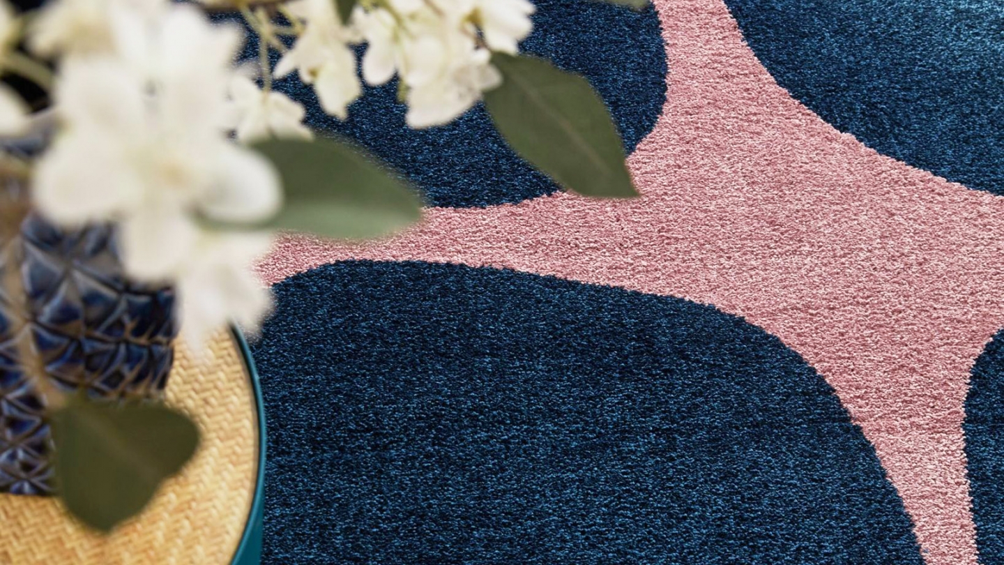 Tapis rétro style année 70 à fleurs bleu 120x160 cm - Bloom Blue Tapis rétro style année 70 à fleurs bleu 120x160 cm - Bloom Blue