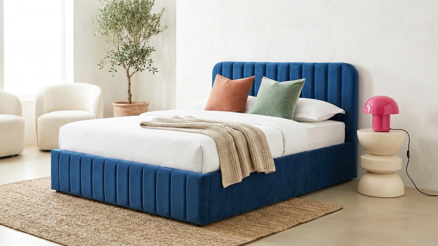 Lit coffre adulte 140x190 cm avec tête de lit capitonnée en velours bleu nuit - Ava Lit coffre adulte 140x190 cm avec tête de lit capitonnée en velours bleu nuit - Ava