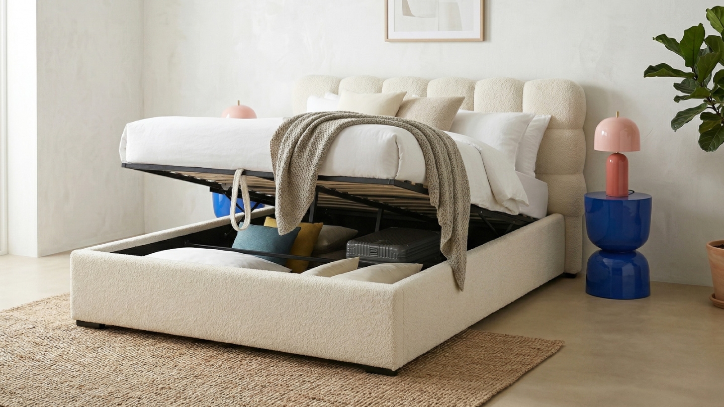 Lit coffre adulte 180x200 cm avec sommier et tête de lit capitonnée en tissu bouclé beige - Lola Lit coffre adulte 180x200 cm avec sommier et tête de lit capitonnée en tissu bouclé beige - Lola