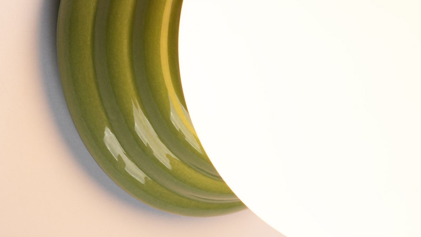 Applique murale en céramique vert et globe en verre - Zori Applique murale en céramique vert et globe en verre - Zori