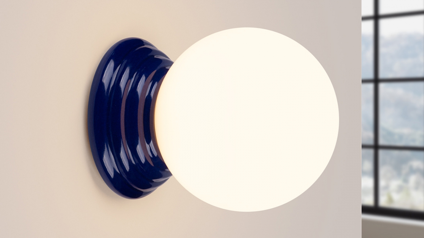 Applique murale en céramique bleu et globe en verre - Zori Applique murale en céramique bleu et globe en verre - Zori