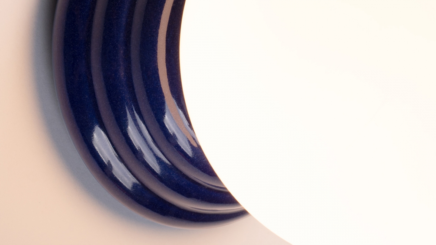 Applique murale en céramique bleu et globe en verre - Zori Applique murale en céramique bleu et globe en verre - Zori