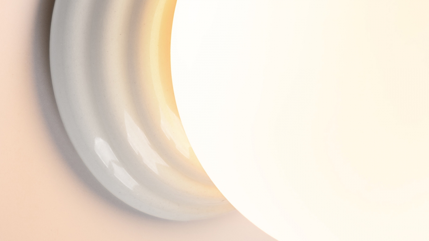 Applique murale en céramique blanche et globe en verre - Zori Applique murale en céramique blanche et globe en verre - Zori