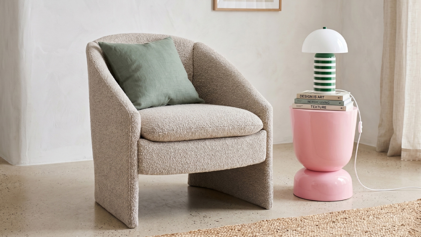 Fauteuil en bois et tissu bouclé taupe - Ami Fauteuil en bois et tissu bouclé taupe - Ami