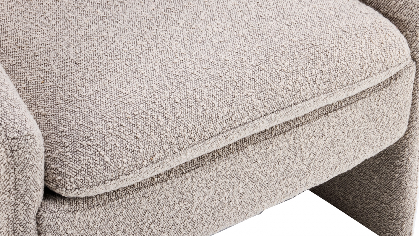 Fauteuil en bois et tissu bouclé taupe - Ami Fauteuil en bois et tissu bouclé taupe - Ami