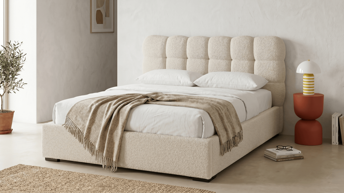 Lit coffre adulte 140x190 cm avec sommier et tête de lit capitonnée en tissu bouclé beige - Lola Lit coffre adulte 140x190 cm avec sommier et tête de lit capitonnée en tissu bouclé beige - Lola