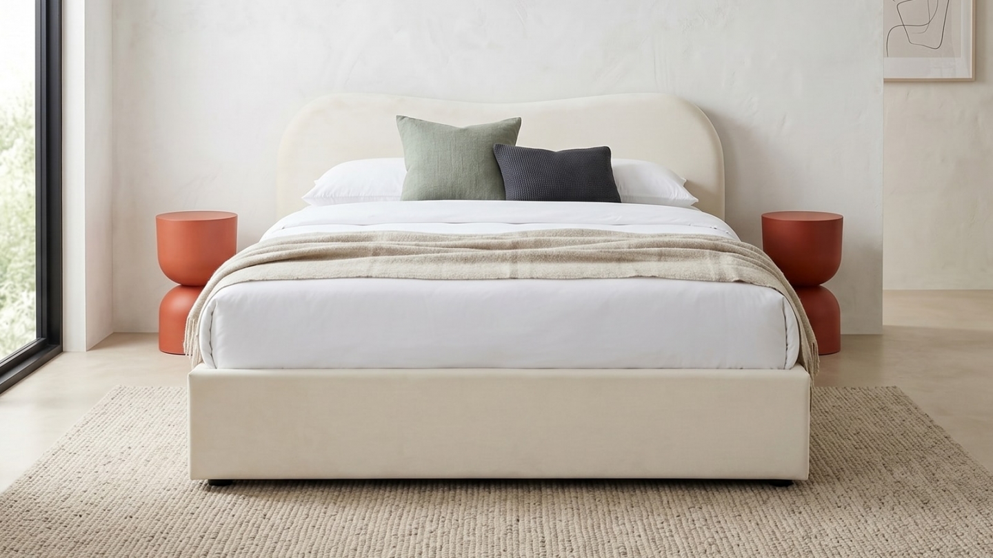Lit adulte 180x200 cm avec tête le lit matelassée en velours beige - Ninon Lit adulte 180x200 cm avec tête le lit matelassée en velours beige - Ninon