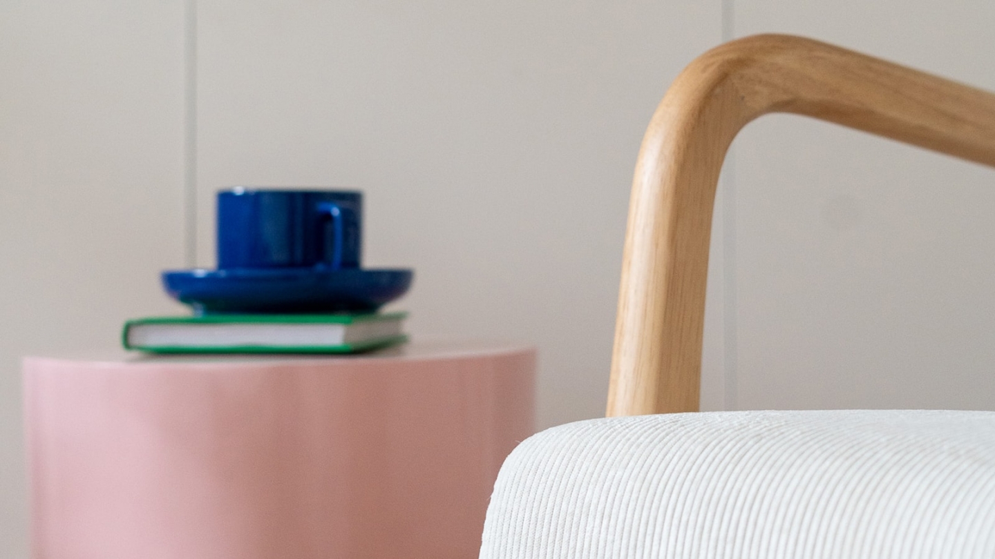 Fauteuil en bois et velours fines côtes beige - Lanna Fauteuil en bois et velours fines côtes beige - Lanna