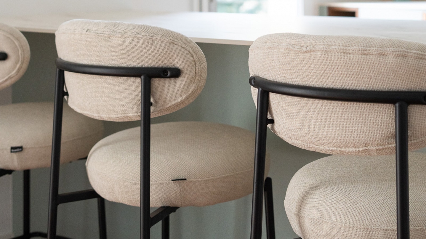 Lot de 2 tabourets de bar en tissu chenille beige - Orla Lot de 2 tabourets de bar en tissu chenille beige - Orla