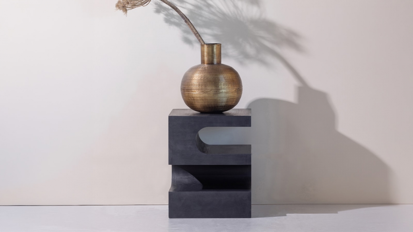 Table d'appoint sculptée en bois de manguier noir 40 cm - Toma Table d'appoint sculptée en bois de manguier noir 40 cm - Toma