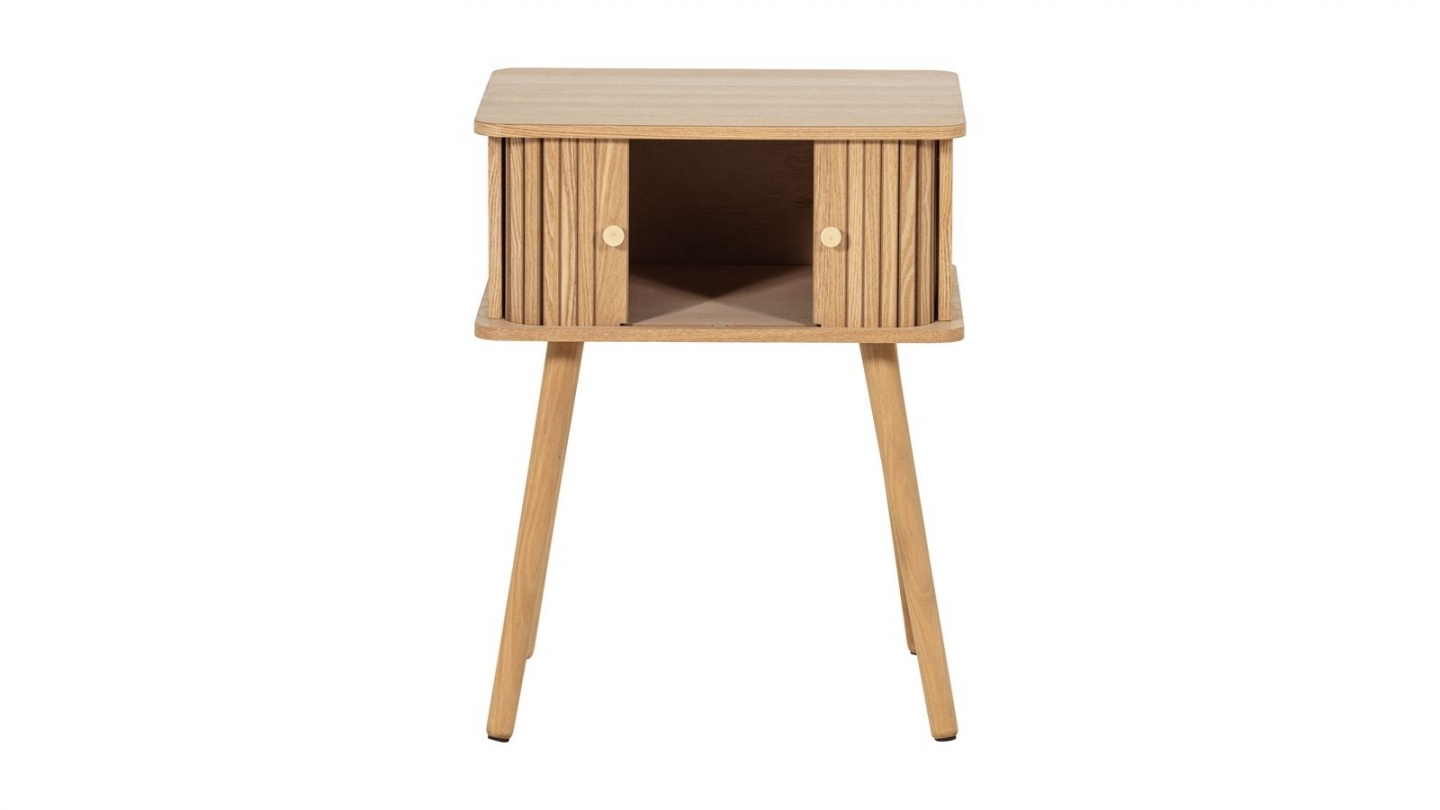 Table de chevet à portes coulissantes en bois clair cannelé 45 cm - Karri Table de chevet à portes coulissantes en bois clair cannelé 45 cm - Karri