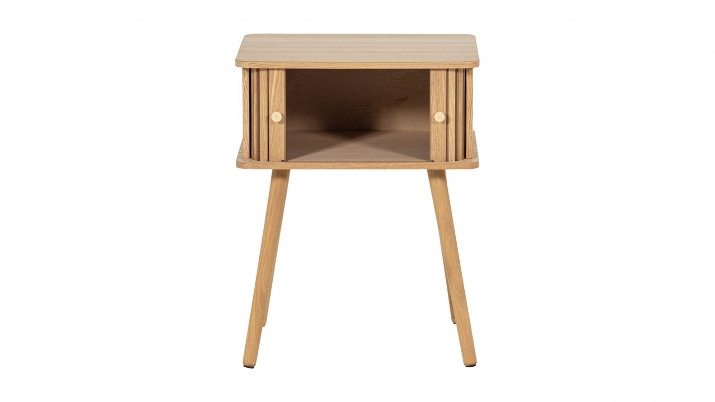 Table de chevet à portes coulissantes en bois clair cannelé 45 cm - Karri Table de chevet à portes coulissantes en bois clair cannelé 45 cm - Karri