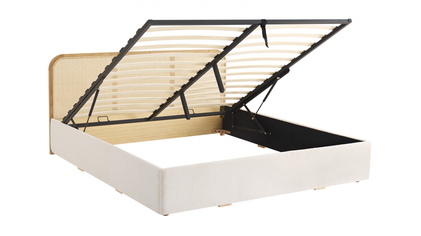 Lit coffre adulte 140x190 cm en tissu bouclé beige avec tête de lit en bois et cannage - Elsa Lit coffre adulte 140x190 cm en tissu bouclé beige avec tête de lit en bois et cannage - Elsa