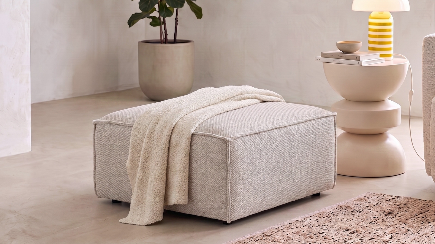 Pouf en tissu chenille taupe - Livia Pouf en tissu chenille taupe - Livia