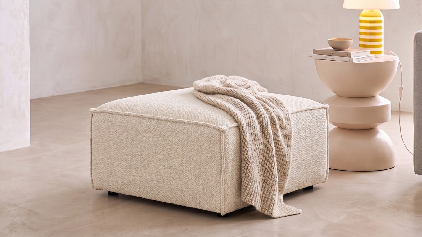 Pouf en tissu chenille beige foncé - Livia Pouf en tissu chenille beige foncé - Livia