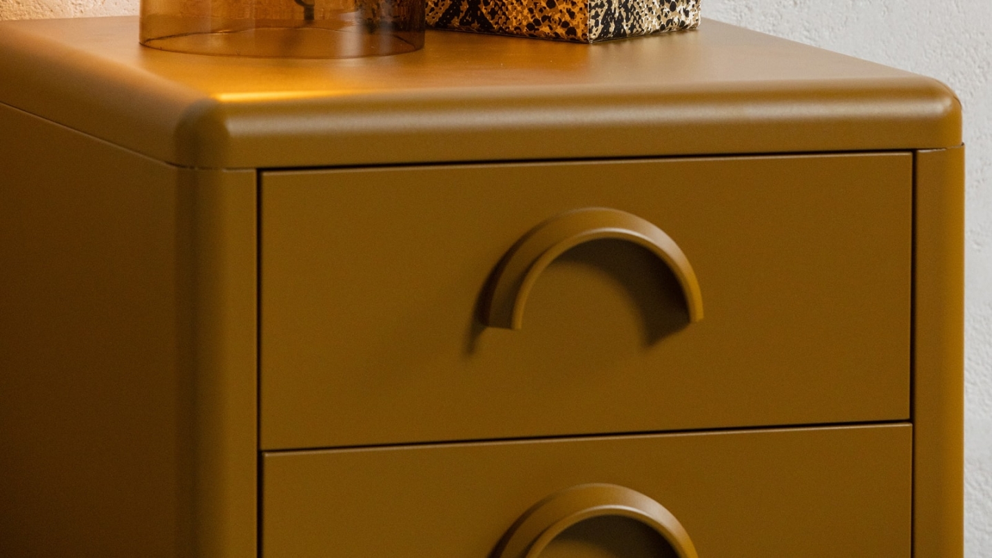 Table de chevet 2 tiroirs arrondie en métal jaune miel 45 cm - Rune Table de chevet 2 tiroirs arrondie en métal jaune miel 45 cm - Rune