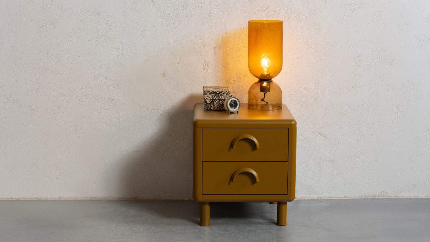 Table de chevet 2 tiroirs arrondie en métal jaune miel 45 cm - Rune Table de chevet 2 tiroirs arrondie en métal jaune miel 45 cm - Rune