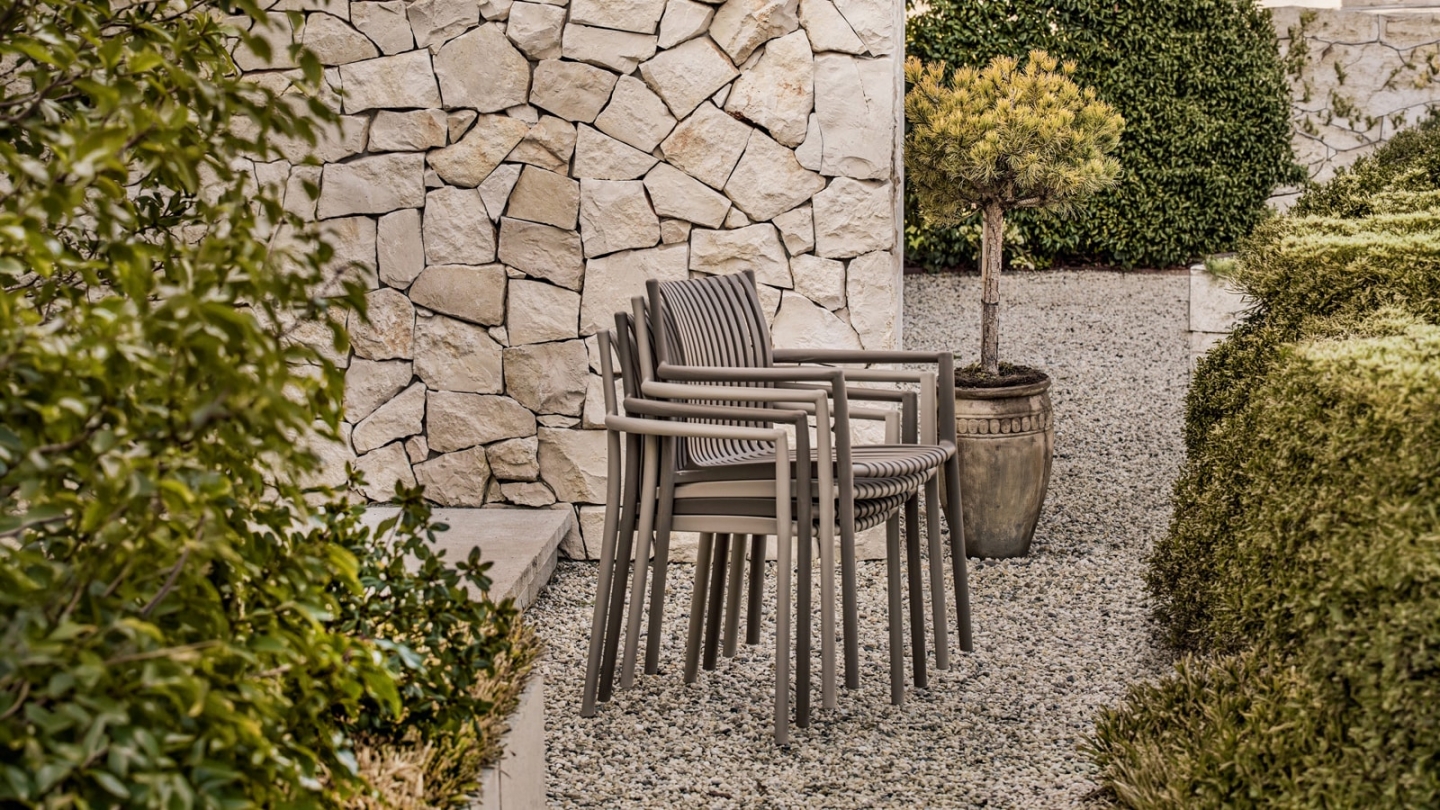 Lot de 2 chaises de jardin à lattes empilable marron - Easy going Lot de 2 chaises de jardin à lattes empilable marron - Easy going