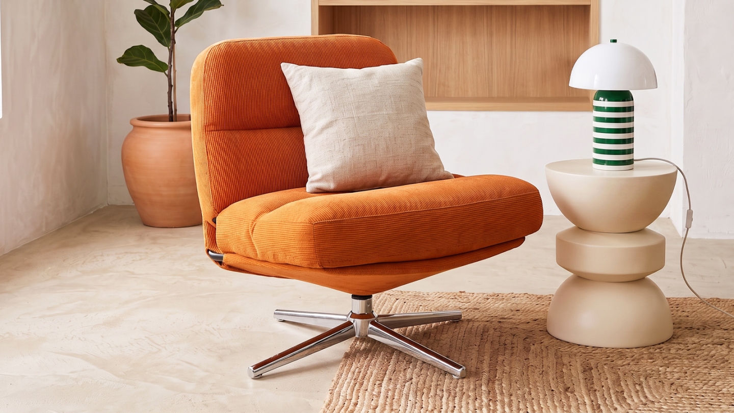 Fauteuil pivotant en velours côtelé orange et piètement chromé - Julia Fauteuil pivotant en velours côtelé orange et piètement chromé - Julia