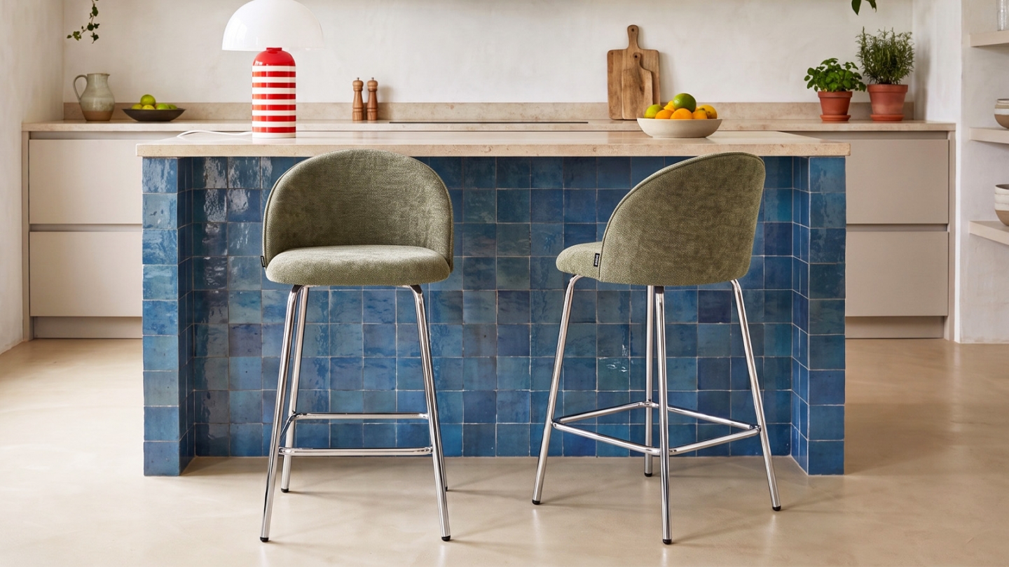 Lot de 2 tabourets de bar en tissu chenille vert olive, piètement chromé - Alta Lot de 2 tabourets de bar en tissu chenille vert olive, piètement chromé - Alta