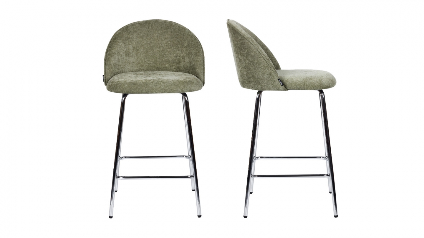 Lot de 2 tabourets de bar en tissu chenille vert olive, piètement chromé - Alta Lot de 2 tabourets de bar en tissu chenille vert olive, piètement chromé - Alta