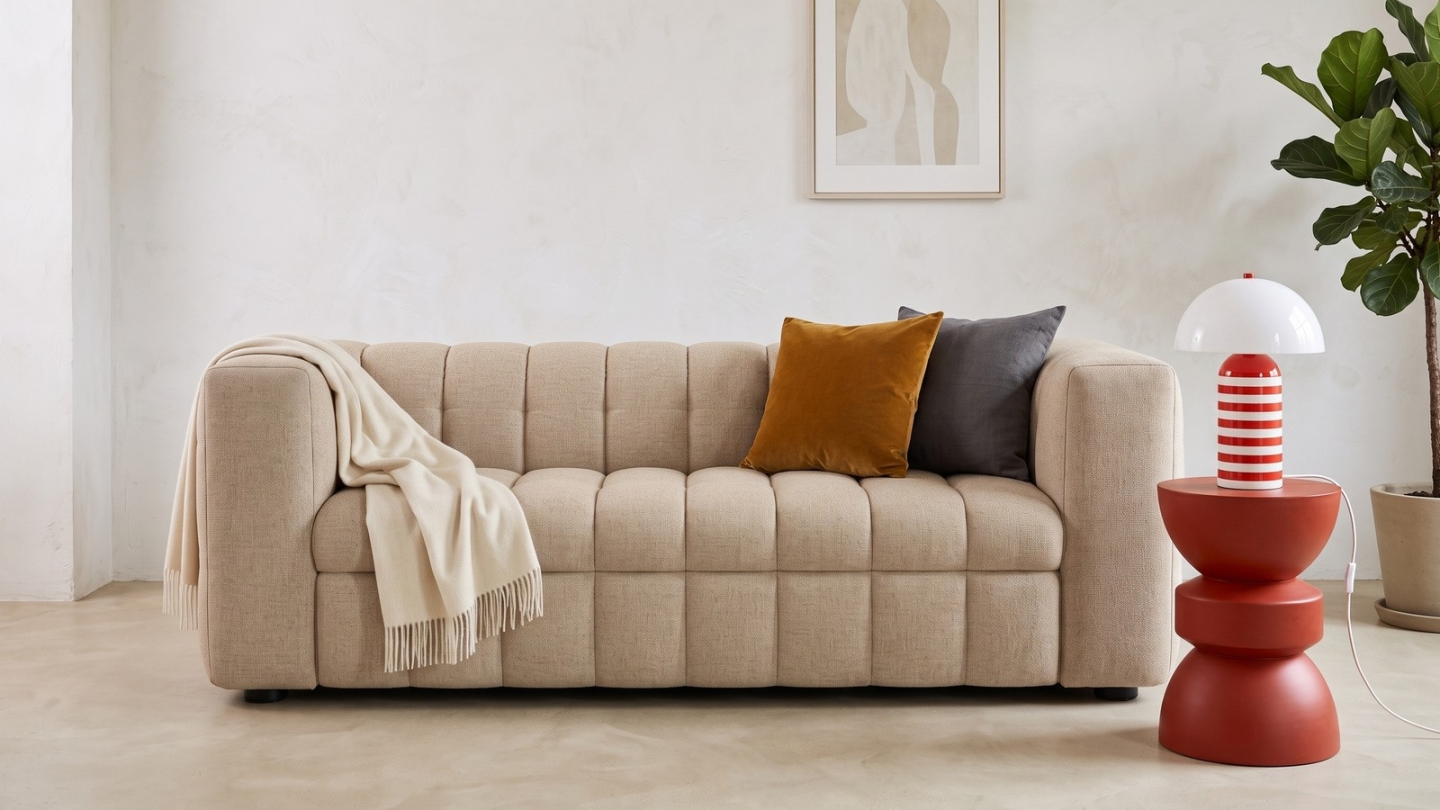 Canapé capitonné convertible 3 places en tissu chenille taupe - ouverture express - Cester Canapé capitonné convertible 3 places en tissu chenille taupe - ouverture express - Cester