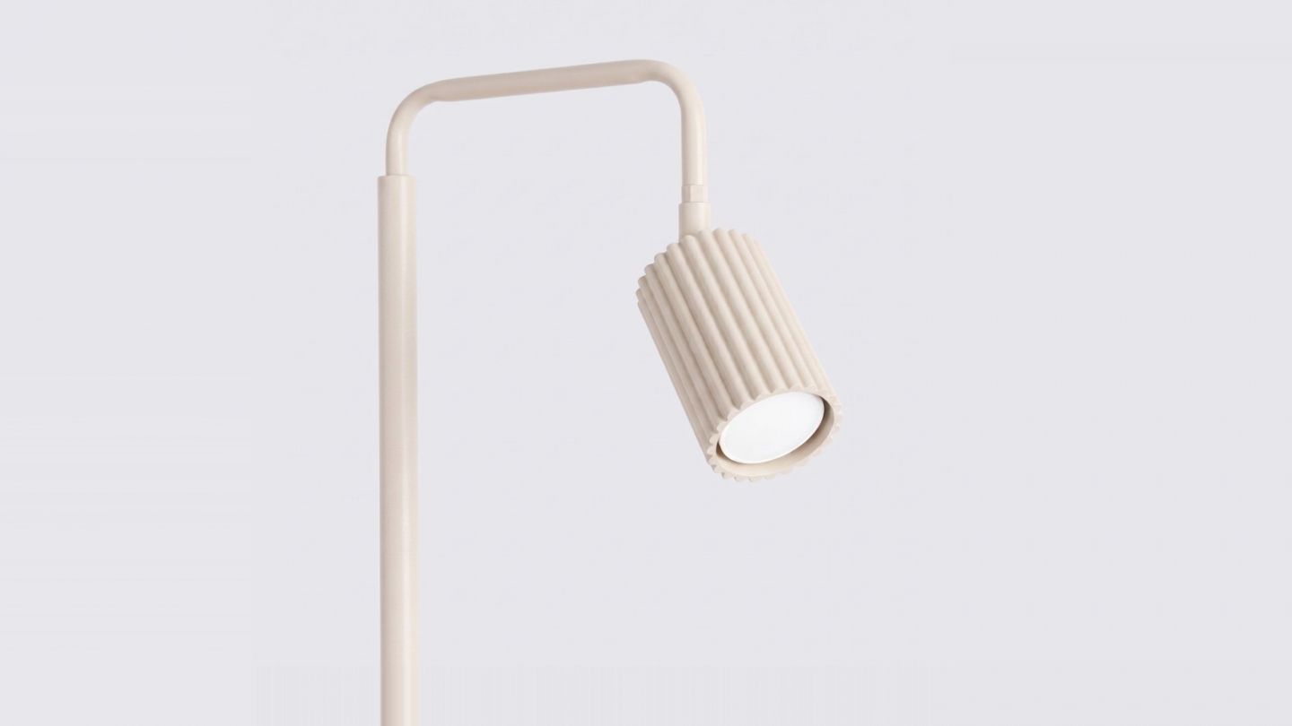 Lampadaire en aluminium beige 160 cm - Karbon Lampadaire en aluminium beige 160 cm - Karbon