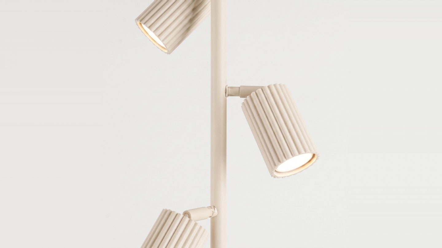 Lampadaire en aluminium beige 155 cm 3 lumières - Karbon Lampadaire en aluminium beige 155 cm 3 lumières - Karbon