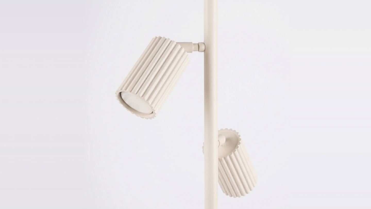 Lampadaire en aluminium beige 155 cm 3 lumières - Karbon Lampadaire en aluminium beige 155 cm 3 lumières - Karbon