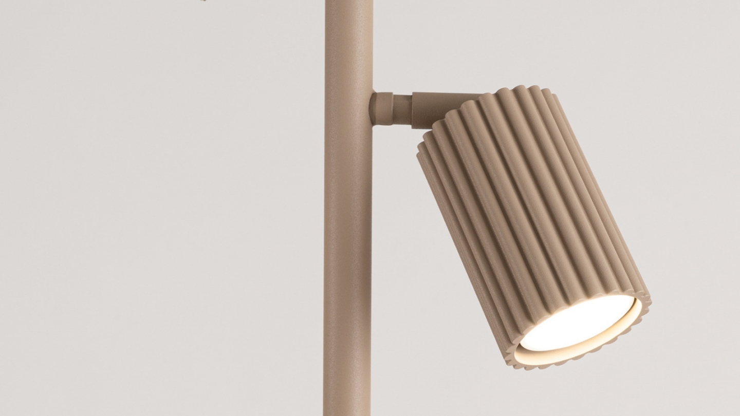 Lampadaire en aluminium taupe 155 cm 3 lumières - Karbon Lampadaire en aluminium taupe 155 cm 3 lumières - Karbon
