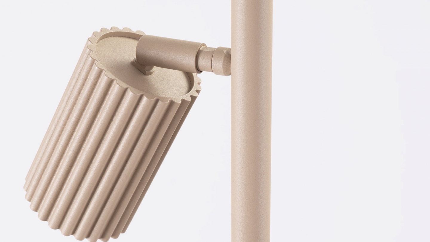 Lampadaire en aluminium taupe 155 cm 3 lumières - Karbon Lampadaire en aluminium taupe 155 cm 3 lumières - Karbon