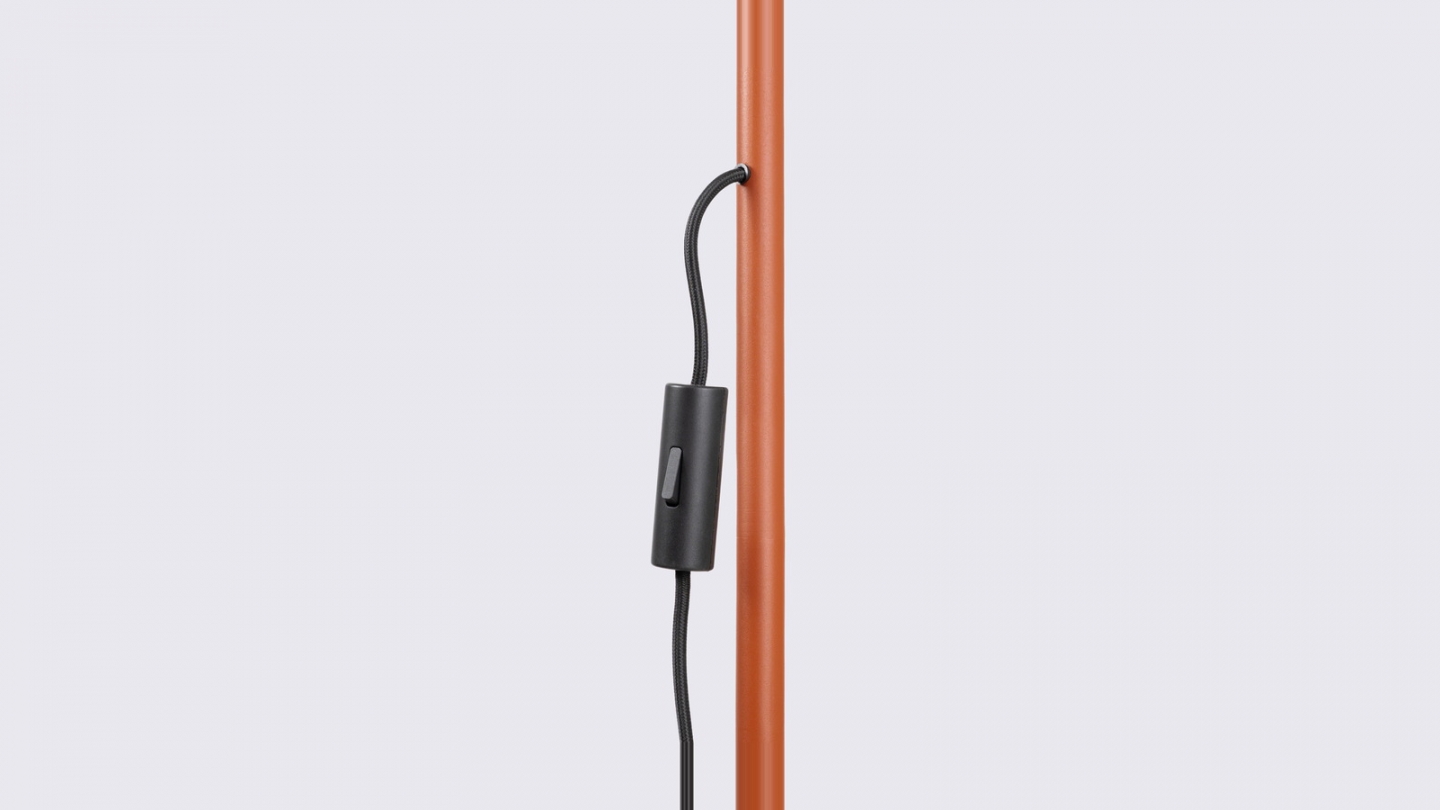 Lampadaire en aluminium terracotta 160 cm - Karbon Lampadaire en aluminium terracotta 160 cm - Karbon