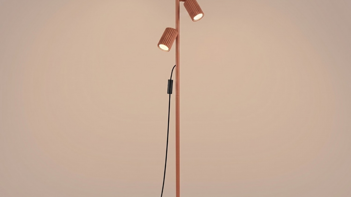 Lampadaire en aluminium terracotta 155 cm 3 lumières - Karbon Lampadaire en aluminium terracotta 155 cm 3 lumières - Karbon
