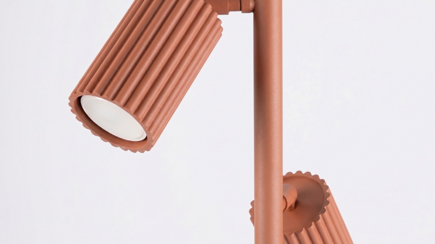 Lampadaire en aluminium terracotta 155 cm 3 lumières - Karbon Lampadaire en aluminium terracotta 155 cm 3 lumières - Karbon