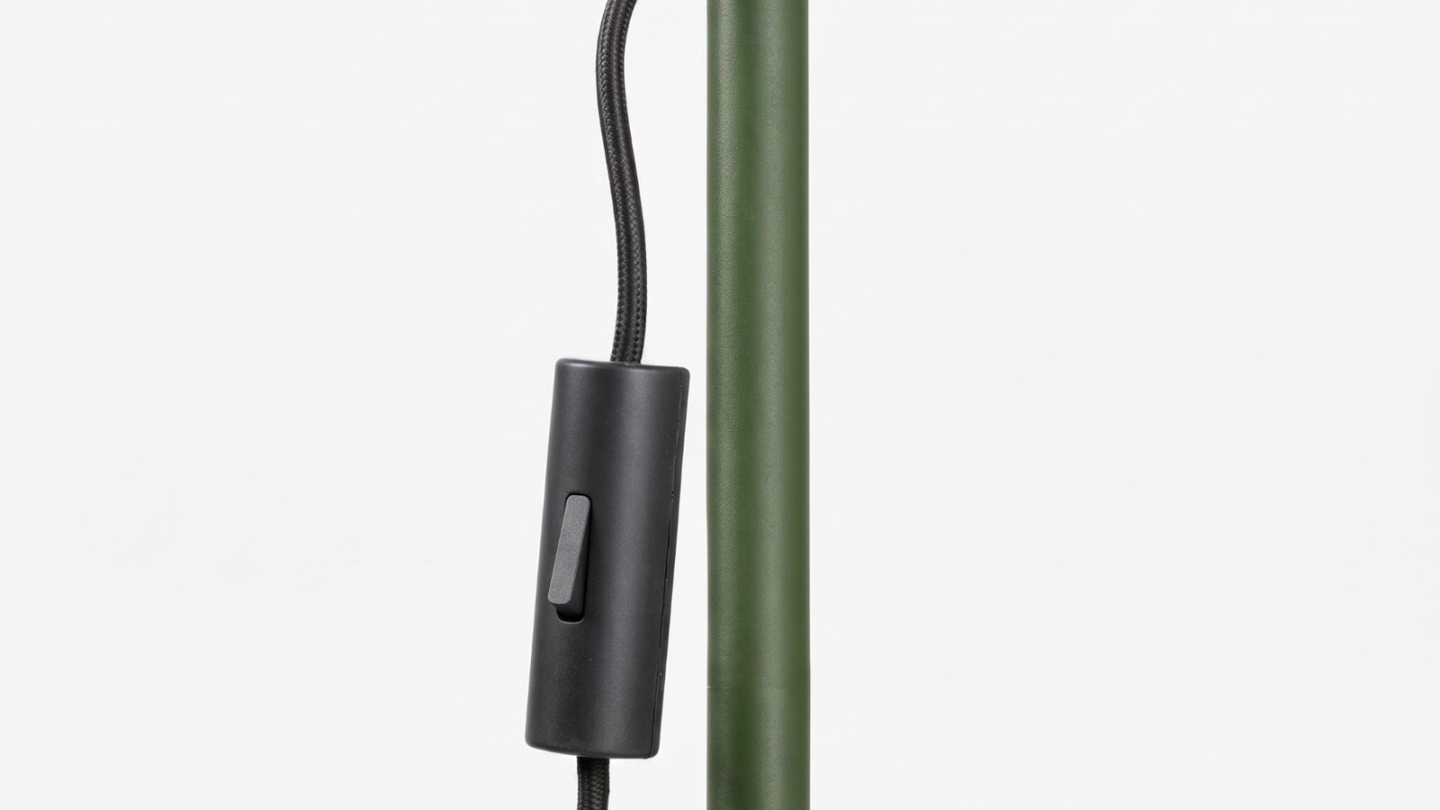 Lampadaire en aluminium vert olive 160 cm - Karbon Lampadaire en aluminium vert olive 160 cm - Karbon