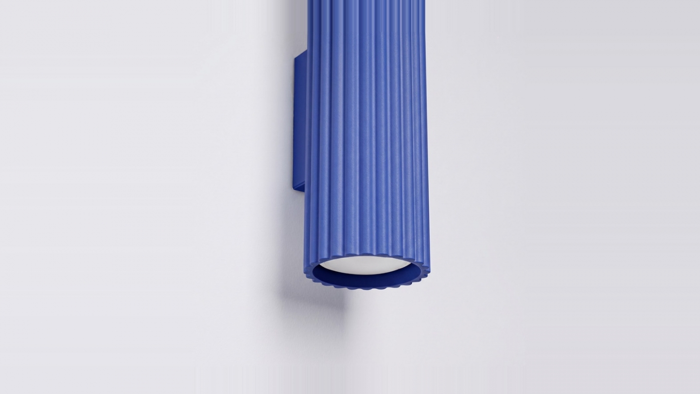 Applique en aluminium cannelé 20 cm bleu - Karbon Applique en aluminium cannelé 20 cm bleu - Karbon