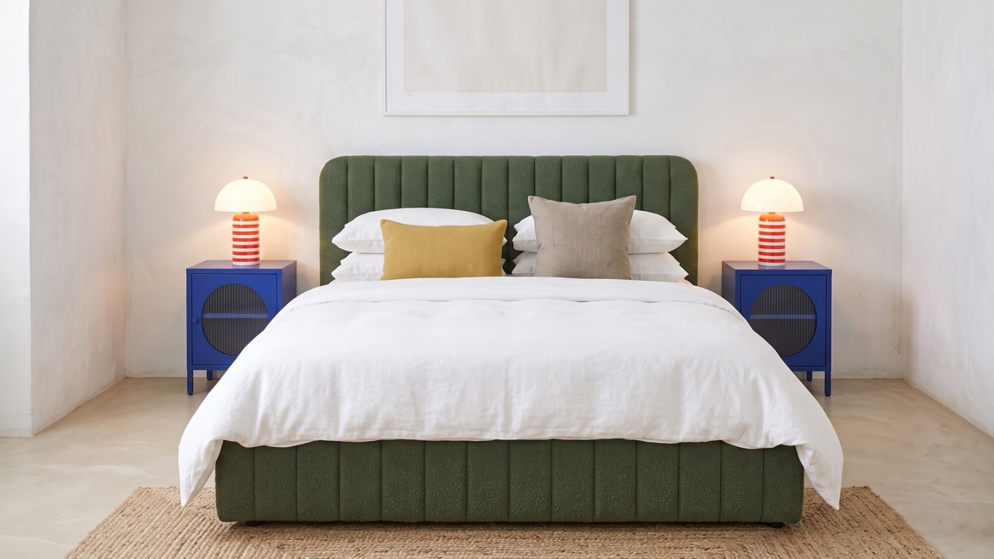 Lit coffre adulte 180x200 cm avec tête de lit capitonnée en tissu bouclé vert - Ava Lit coffre adulte 180x200 cm avec tête de lit capitonnée en tissu bouclé vert - Ava